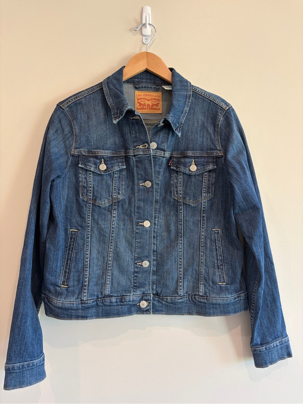 Cute Levi’s Classic Trucker Jean Jacket in Extra Large. Great Condition!